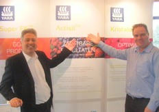 Guido Wieringa en Rob Willems prijzen met een weids gebaar hun producten aan