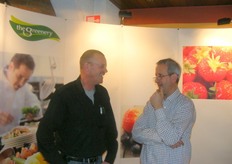 Rechts: aanbodmanager Johan de Jongh van The Greenery in gesprek met teler Rien Martens