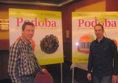 Lorenz Hendriks en Luuk Sluijter met hun arbeids- en oogstregristratiepaket