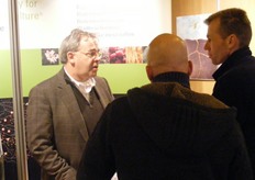 Pius Floris praat overtuigend over de produkten van Plant Health Care