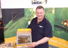 Nic Sosef distribueert in Nederland de biologische bestrijders van Biobest. Stefan Bohté toont de hommels