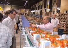 Marc Temmerman van Tomaholic (rechts) in gesprek met bezoekers