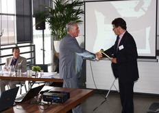 Cees den Hollander werd benoemd tot nieuwe voorzitter en kreeg de voorzittershamer uitgereikt van Ron de Greeff