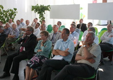 Aandachtig publiek met op de eerste rij Aad van Daalen, Henriëtte Hoogstad, Rinie Huijbregts en Arie Middelburg