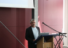 Frans van den Boom van Groenenboom Transport heeft inmiddels de nodige ervaring met multimodaal vervoer. Hij ziet veel meer voor- dan nadelen. Vorig jaar startte zijn bedrijf een eigen containertransferium in Ridderkerk. Inmiddels heeft hij de volgende sticker op zijn auto geplakt: Binnenvaart is filevrij!