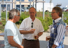 Frans van den Boom, Peter Sierat en Ben van Zeijl praten na.