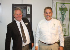 "Johan de Bakker en Pius Floris van Plant Health Care kom je echt op elke beurs tegen. Dit jaar brachten ze een nieuw product op de markt: Organic Plant Feed Granulaat. Deze meststof is gemaakt van rietmelasse en bevat wel 11% stikstof. Daarnaast 0,4% fosfor, 5% kali en spoorelementen. "We hebben al een vloeibare meststof in ons assortiment. Er was veel vraag naar een granulaat. Dat kunnen we nu bieden"."