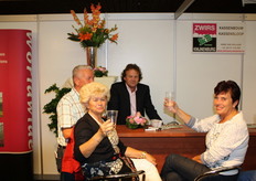 De dames in de stand van Zwirs Knijnenburg willen graag op de foto