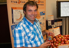 Dennis van der Knaap van Vitensa ontdekt zijn produkt in de stand van Frug I Com: Tom Bons.
