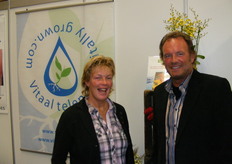 "Ineke Moerman eindelijk op de foto met Arjo den Drijver van Vitaal Telen. "Een opmerkelijk produkt met mooie toekomstmogelijkheden", aldus Arjo."