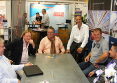 Een onderonsje in de stand van Peter Dekker Installaties.