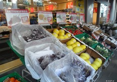 Buiten staan acties met groenten en fruit