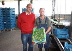 Het eindresultaat. Links: Supervisor Verkoop Raf Heylen van Mechelse Veilingen en rechts teler De Vocht