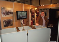 "Ernst-Jan Monden bij het nieuwe oogstsysteem voor komkommers. Komkommers gaan meteen in containers. "Het levert 15% arbeidsbesparing op"."