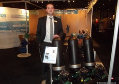 Pieter van der Beek van Uvar Holland staat bij de filter unit van volledig kunststof (hoge debieten met compacte bouw).