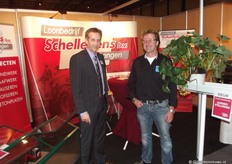 Rens Wijnen van Meteor in de stand van Jan-Pieter Schellekens. Jan-Pieter heeft een machine ontwikkeld die metalen buizen in de grond duwt waarop de aardbeiengoten worden gezet. GPS-gestuurd en twee rijen tegelijk.