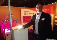 Jan Peter Hock van Lemnis Lighting. Er is een nieuwe lamp ontwikkeld. Full spectrum: van UV tot verrood. De proeven worden nu gehouden.