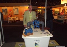 Gerard van Lier van Revaho staat bij de ultrasone watermeter. Door de ultrasone techniek zijn er geen bewegende delen meer nodig in de meter.