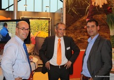 Joost Rouwhorst en Gerard van Loon (The Greenery) op bezoek bij Roy Peeters in de stand van ZON fruit & vegetables