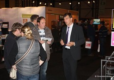 John van Dijk van Klimrek met bezoekers. Er was veel interesse voor de oplossingen tegen condensatie op kasdek