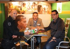 De heren van Laarakker Groenteverwerking op bezoek bij Maurice Deben van Bejo Zaden