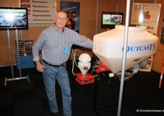 Nanne Kooiman bij de slakkenkorrelstrooier, waarvan hij er al vijf heeft verkocht in de spruitenteelt