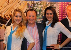 Maarten Voogt op de foto met z'n promotiedames. Henk de Jong kijkt op de achtergrond toe.