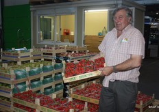 "André Maes van Maes J. en Zonen. Handelt met name in peren en aardbeien. "Al bijna 45 jaar met veel plezier."