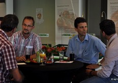 Ook voormalig democenterteler Harry Augustijn was van de partij. Rechts Marcel Barten van Rijk Zwaan.