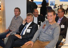 Dirk van der Kaaij bekijkt de video van z'n eigen Ultra Clima-kas in de stand van Kubo