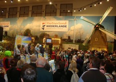 Quizmaster Harry Wijnvoord houdt een Gemuse-quiz vor honderden kijkers