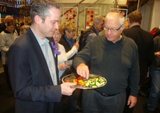 Huub Welles laat bezoekers de Nederlandse kasgroenten proeven