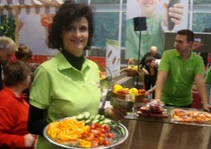 Angelique Grubben deelt komkommers uit