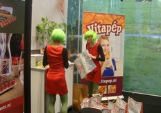 MyTomato-girls delen mooie tassen uit