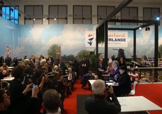 Staatssecretaris Sharon Dijksma wordt voorgesteld aan de pers