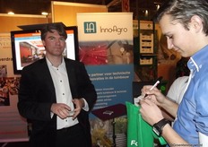 Een Goochelaar bij de stand van Inno Agro