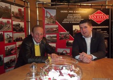 Peet Steentjes in de stand bij Bas van Etten