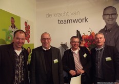 Bert Henrikse, Frank van der Spek, Eric van Vliet en Cees van Dorst van Enza Zaden onder het toeziend oog.