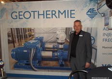 Ton van der Kooij van Van der Ende Pompen bij een poster van joekels van pompen