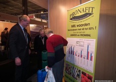 Uitleg aan bezoekers over de producten van Pronafit