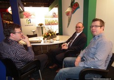 Hans Jansen (OrgaPlus), Peter Klein (Horticoop) En Andre de Ridder (OrgaPlus). Eerst in de stand van Horticoop....