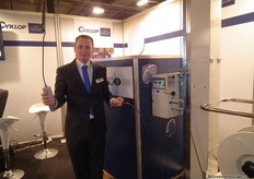 Erik Jansen van Cyklop International bij de horizontale omsnoeringsmachine oor pallets