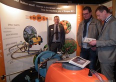 Empas heeft een webshop geopend. Binnenkort meer hierover. Op de foto Carel Doornenbal, Andrei de Bruin en een geïnteresseerde.