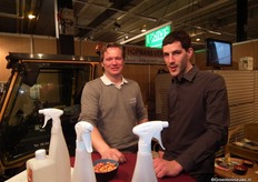Toon Hopmans en klant Mark Jacobs. Toon heeft naast zijn mobiele doekwasser ook het gewasbeschermingsmiddel Microx meegenomen, dat hij zelf ook gebruikt in de teelt.