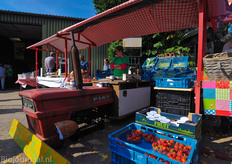 Diverse kasgroenten en zachtfruit bij de stand van de Kromme Lepel.
