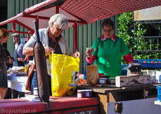 Er werden goede zaken gedaan op het marktje.