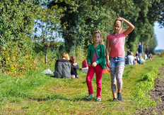 Kinderen vermaakten zich prima tussen de gewassen en op het erf.