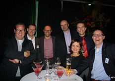 De teams van Milestone Fresh en Flevotrade kletsen gezellig bij tijdens de borrel.