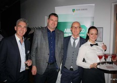 Michel Winter, John van der Sluis en Maurice Wubben wilden graag met kelner Sarah Kosinksy poseren.