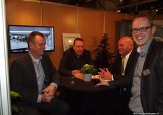 Ruud Vlottes, Dave Boer en Barry Roessen van Leen Huisman met Joachim Keus van Ridder.